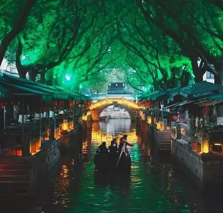 雪天路面打滑,汽车刹车失灵,大哥硬核助力,使汽车强行变道停车